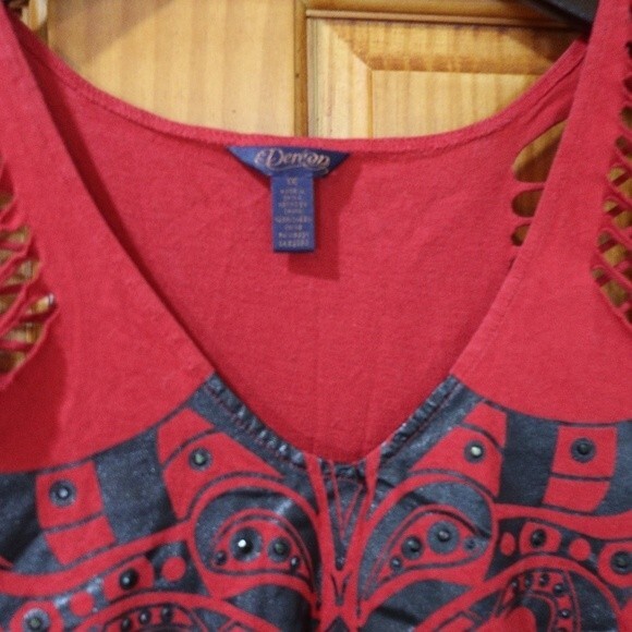 Dereon Red & Black Graphic Cut Out Sexy Edgy Distressed Top 1X - Picture 3 of 12